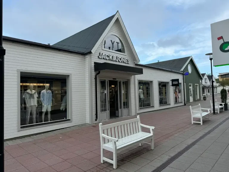 Färdig Jack & Jones-butik efter utbyggnad och renovering på Stockholm Quality Outlet.