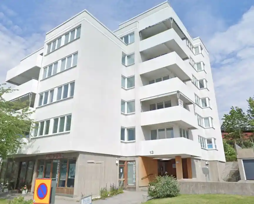 Flerbostadshus med vita fasader och balkonger hos BRF Skärsätra på Lidingö.