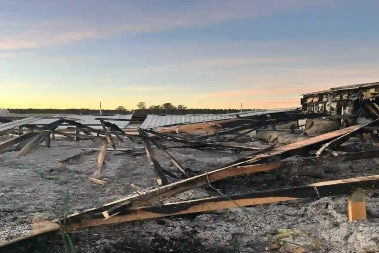 Brandskadat tak på kontorsbyggnad i Täby efter takbrand.