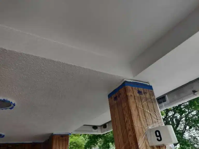 Pelare med träformar under entrétaket vid Pyrolavägen 9.