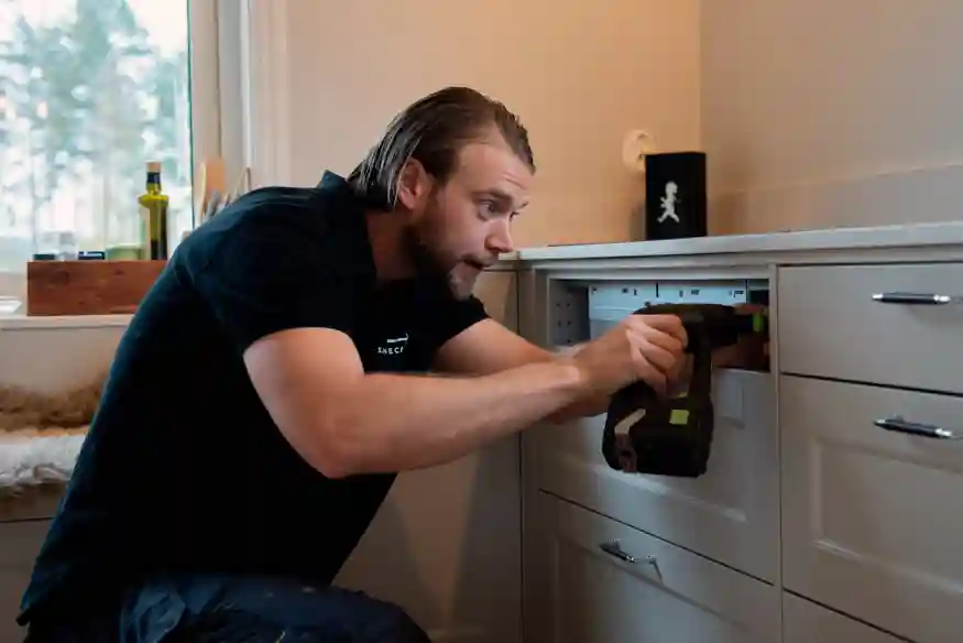 Hantverkare vid köksrenovering i Stockholm – ROT-avdrag vid renovering.