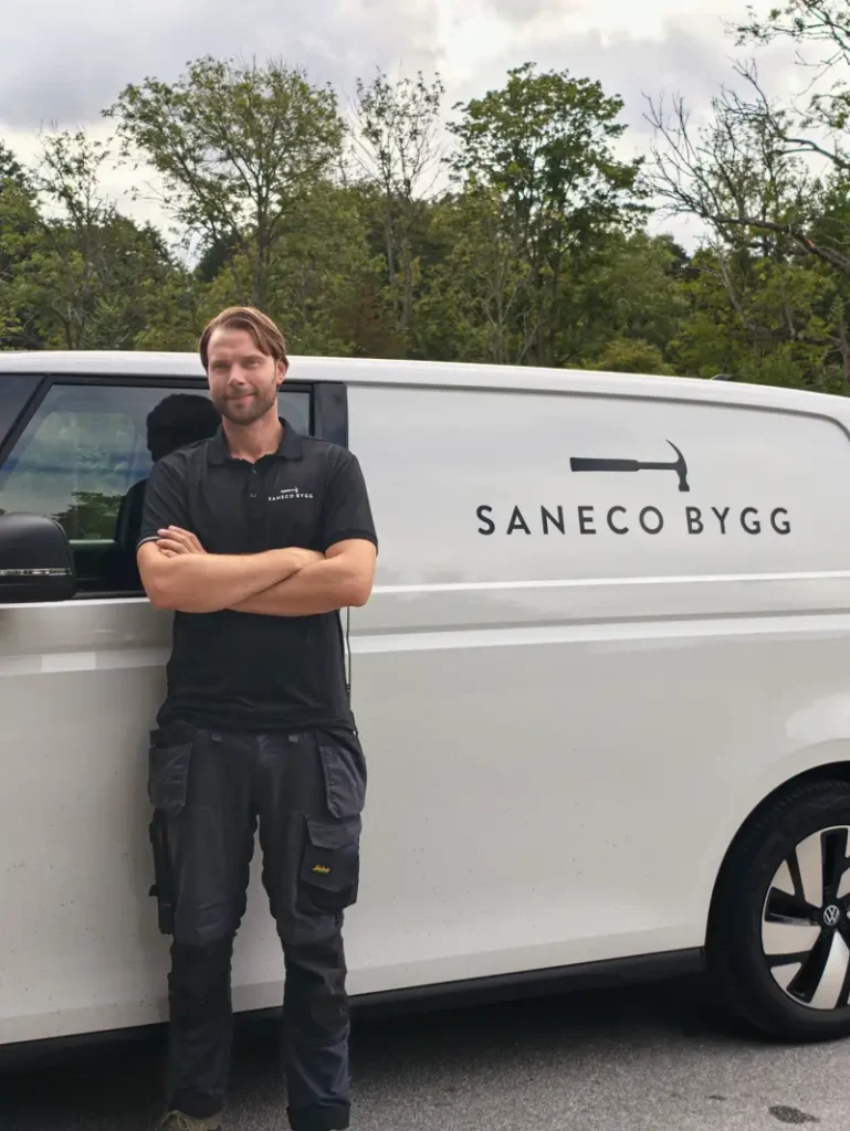 Saneco Bygg medarbetare vid servicebil för stambyte i Stockholm.