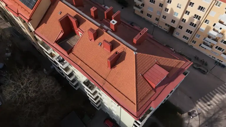 Tak före renovering på Lilla Essingen hos BRF Disponenten.
