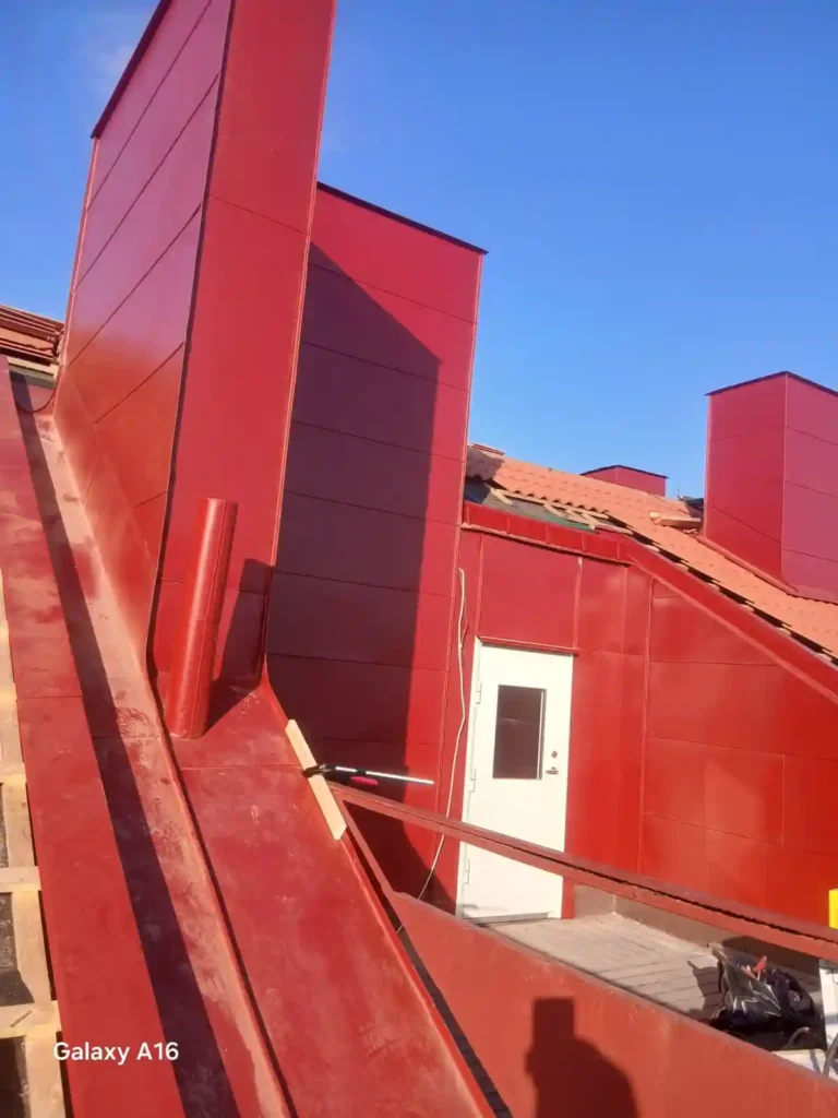 Plåtarbeten vid skorsten under takrenovering på Lilla Essingen.
