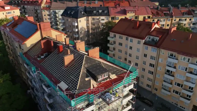 Takrenovering på Lilla Essingen under pågående arbete hos BRF Disponenten i Stockholm.