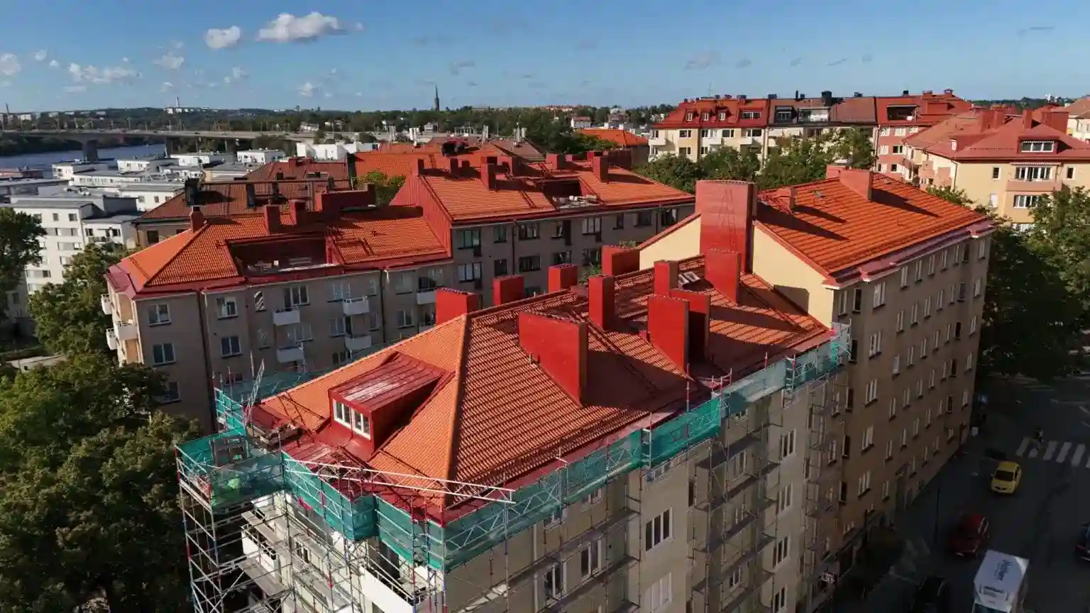 Takrenovering på Lilla Essingen – färdigt yttertak på BRF Disponenten.