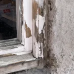 Fönsterkarm med flagnande färg och bart trä inför fönsterrenovering på Steningevägen 4 i Årsta.