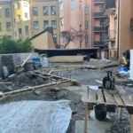 Träformar och byggmaterial inför gjutning på BRF Kastanjens innergård på Södermalm i Stockholm.