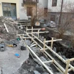Formsättning och armering inför betonggjutning på BRF Kastanjens innergård på Södermalm i Stockholm.