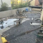 Underlag av krossmaterial inför stenläggning på BRF Kastanjens innergård på Södermalm i Stockholm.